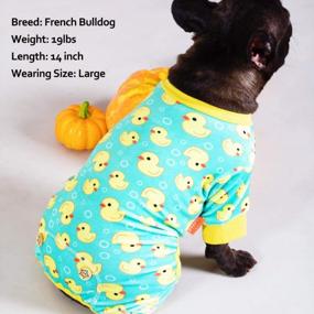img 1 attached to Растяжимые пижамы для собак и кошек желтого цвета с уткой - мягкая одежда для собак, обеспечивающая комфортный отдых