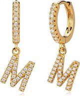 персонализированные серьги fettero initial: маленькие и гипоаллергенные подвески с бриллиантами, кубическим цирконием и обручами huggie hoops с покрытием из 18-каратного золота для женщин az логотип