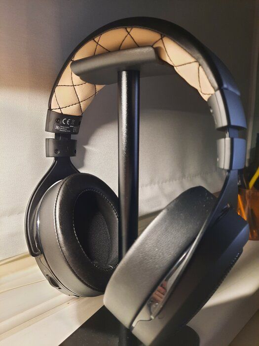 img 1 attached to Corsair Wireless Gaming Headset Cream review by Jeet Anand ᠌