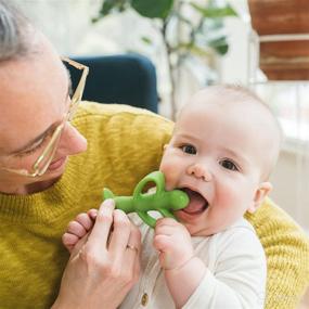 img 1 attached to 🍼 Доктор Браунс Позжеядерное устройство для зубов и тренировочная зубная щетка: нежные и безопасные для десен и первых зубов малыша, без бисфенол-А, 100% силикон, 3 м+.