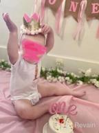 картинка 1 прикреплена к отзыву Полный набор декораций для первого дня рождения девочки в стиле принцессы - корона, баннер для стульчика, топпер для торта и цветочная корона - идеальные праздничные принадлежности для первого года ребенка. от Jeffrey Shatzel