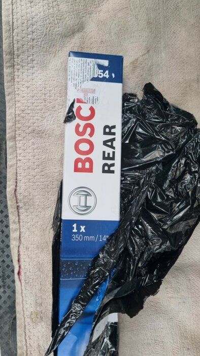 img 1 attached to 🚗 Bosch Original Rear Wiper Blade H354 /3397011433 - 14" (Pack of 1), Black review by Ognian Nestorov ᠌