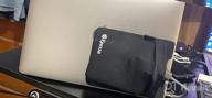 картинка 1 прикреплена к отзыву Держатель для переноски внешнего жесткого диска Epessa Stick-On, портативный многоразовый карманный чехол для хранения стилуса, беспроводной мыши, кабелей, наушников, совместимый с ноутбуком MacBook и Ipad от David Weis