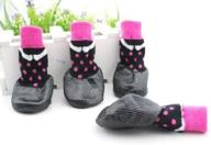 будьте осторожны под дождем с водонепроницаемой обувью и носками funnydogclothes | нескользящие и очаровательные в розово-черном цвете (2 лапы 1,7 "x 1,7") логотип
