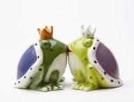 🐸 whimsical pacific giftware kiss a lot of frogs royal salt & pepper shakers set: playful and elegant dining décor logo