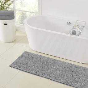img 2 attached to LuxUrux Коврик для ванной - очень мягкий плюшевый коврик для ванной и душа, 1-дюймовый материал из синели из микрофибры, супервпитывающий мохнатый коврик для ванной. Машинная стирка и сушка (21 X 59 дюймов, светло-серый)