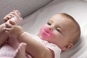 img 1 attached to Chicco PhysioForma Мягкая силиконовая пустышка для детей от 0 до 6 месяцев розового цвета - ортодонтическая соска, без бисфенола-А, 2 шт. в упаковке со стерилизующим футляром