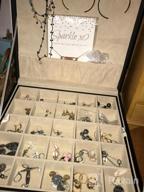 картинка 1 прикреплена к отзыву Bewishome 50-слотовый ящик для украшений с крючками для ожерелий - серый: идеальный подарок для женщин и девочек; эффективное хранение и организация для сережек, колец, запонок и многого другого. Двухуровневый дизайн. от James Hardin