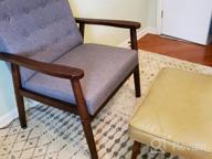 картинка 1 прикреплена к отзыву Кресло для акцентирования с деревянными подлокотниками JIASTING середины века с покрытой пуговичной обивкой на спинке и ретро-современным дизайном от Kevin Tompkins