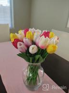 картинка 1 прикреплена к отзыву Реалистичные искусственные цветы белого тюльпана из 30 шт. - идеально подходят для свадебных, пасхальных и весенних украшений, высота 14 дюймов от Molly Kaye