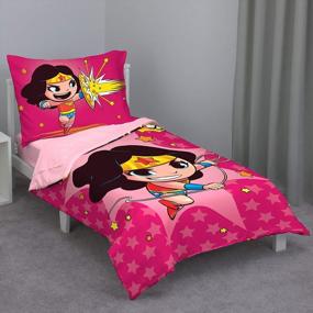 img 4 attached to Warner Bros NoJo Wonder Woman Розовый, золотой, красный и синий комплект детской кроватки из 4 предметов - одеяло, плоская верхняя простыня, подогнанная нижняя простыня, двусторонняя наволочка стандартного размера, ярко-розовый, светло-розовый, золотой, красный