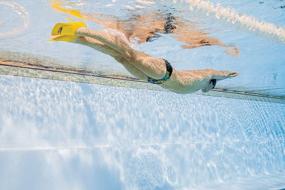 img 1 attached to Улучшите свои результаты в плавании с помощью тренировочных ласт FINIS