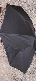 img 5 attached to Компактный ветрозащитный дорожный зонт с голубым перевернутым дизайном, идеально подходящий для пеших прогулок: прочная деревянная ручка, функциональность наизнанку и защита рюкзака от дождя.