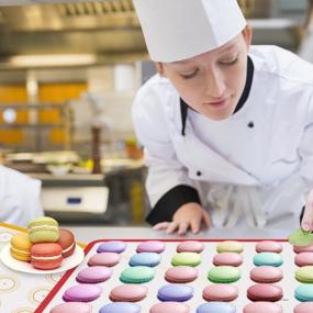 img 1 attached to Набор антипригарных силиконовых ковриков для выпечки Macaron с наконечниками для труб, мешками и завязками - многоразовые вкладыши для половинных листов для противней (16,5 "х 11,6")