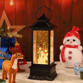 img 1 attached to Светодиодный рождественский фонарь Snow Globe: музыкальный, вращающийся и блестящий декор с опцией USB / батареи - идеальный рождественский декор для дома и идея подарка