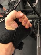 картинка 1 прикреплена к отзыву Захваты для поднятия тяжестей (пара) для тяжелого пауэрлифтинга, становой тяги, тяги, подтягиваний, с поддержкой неопреновых бинтов для запястий и прочными резиновыми перчатками или ремнями для бодибилдинга от Jim Ball