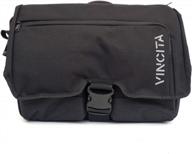 обновите свой brompton с помощью передней сумки vincita birch front bag 2.0 — поставляется со съемной несущей рамой, дождевиком и плечевыми ремнями — идеальный велосипедный аксессуар brompton для беззаботных поездок логотип