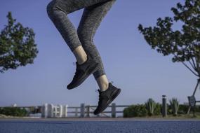 img 3 attached to Женские кроссовки: легкие кроссовки с нескользящей сеткой для тренировок в тренажерном зале, прогулок, тенниса и спорта на открытом воздухе