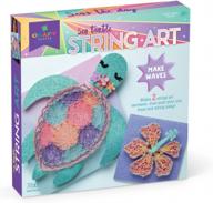 craft-tastic diy string art – набор для детей – все включено для 2 увлекательных проектов рукоделия – включает в себя блестящие узоры морской черепахи и гибискуса. логотип