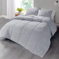 серый набор одеяла hyde lane размера "queen" 90x90 - легкое вариантное одеяло на все сезоны с наполнителем из синтетического пуха, двустороннее с квилтованной нейтральной отделкой - включает одеяло и 2 наволочки. логотип