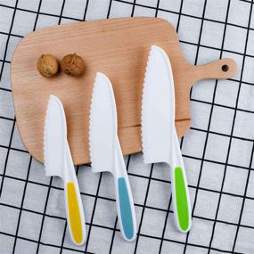 img 2 attached to 🍴 Детский кухонный набор ножей из нейлона - 3 штуки безопасных ножей для готовки, нарезки салата и овощей - зазубренные ножи в 3 размерах и цветах - Пластиковые ножи для детей - Идеальный рождественский подарок