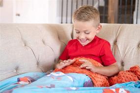 img 2 attached to 🌙 Спящие животные - взвешенное одеяло для детей от Sweetzer & Orange, весом 7 фунтов, идеально подходит для детей с весом от 58 до 88 фунтов - теплое и прохладное взвешенное одеяло с мягким меховым чехлом.