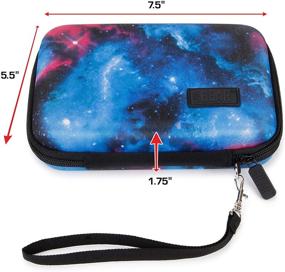 img 3 attached to 🛍️ Жёсткий органайзер для электроники USA Gear Travel Case - 7,5 дюйма с погодоустойчивым наружным покрытием и большим карманом из сетки - идеально подходит для Garmin GPS, зарядных устройств и другой электроники - Галактическое издание