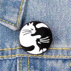 img 2 attached to Милый брошь из сплава и эмали: черно-белый дизайн, изображающий обнимающихся котят для рюкзаков - значки на ранцах, аксессуары для джинсовых сумок