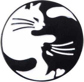 img 4 attached to Милый брошь из сплава и эмали: черно-белый дизайн, изображающий обнимающихся котят для рюкзаков - значки на ранцах, аксессуары для джинсовых сумок