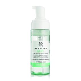 img 3 attached to 🌿 Aloe Vera успокаивающее пенообразующее моющее средство The Body Shop: Легкое моющее средство для лица без парабенов, 5.0 Fl. Oz.