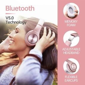 img 1 attached to 🎧 Стильные розовые беспроводные наушники с Bluetooth с глубоким басом, версия V5.0, с мягкими памятью-протеиновыми амбушюрами - идеально подходят для телефона, ПК, ТВ!