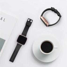 img 1 attached to 📱 Набор ремешков для Fitbit Versa 2 и Versa Sport Bands 2 - Классические мягкие силиконовые ремешки для женщин и мужчин - маленький размер, черный и белый.