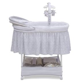 img 2 attached to 🐤 Кроватка Simmons Kids Gliding Bedside Bassinet - Портативная кроватка с подвижной трубой, вращающимися игрушками, вибрацией, ночником и музыкой - Павлин - Улучшенный SEO