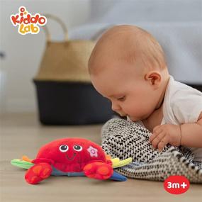 img 2 attached to 🦀 Милый плюшевый краб KiddoLab - музыкальная игрушка для ползания с сенсорной кнопкой, 5 детских песен и забавными звуками - электронная плюшевая игрушка для малышей, грудничков и детей от 3 месяцев.