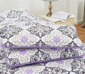 img 2 attached to 🛏️ Набор одеял Hannah Linen для королевской кровати - 4 элемента с альтернативным наполнителем - включает 1 наволочку и 2 декоративные подушки - легкие и красочные наборы одеял (королевский размер, фиолетовый Видара)