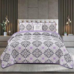 img 4 attached to 🛏️ Набор одеял Hannah Linen для королевской кровати - 4 элемента с альтернативным наполнителем - включает 1 наволочку и 2 декоративные подушки - легкие и красочные наборы одеял (королевский размер, фиолетовый Видара)
