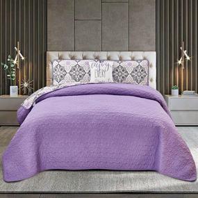 img 3 attached to 🛏️ Набор одеял Hannah Linen для королевской кровати - 4 элемента с альтернативным наполнителем - включает 1 наволочку и 2 декоративные подушки - легкие и красочные наборы одеял (королевский размер, фиолетовый Видара)