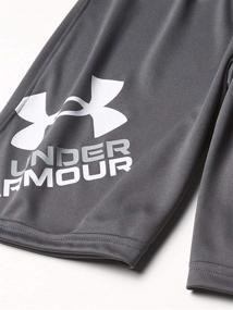 img 1 attached to 👦 Лучшая одежда для мальчиков Under Armour: серые шорты для максимального комфорта и стиля.