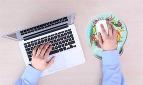 img 3 attached to 🖱️ Оптимизировано для SEO: Коврик для мышки с поддержкой запястья "Только хорошие вибрации" с яркими попугаями и тропическими пальмовыми листьями и дизайном цветущего джунгля