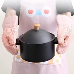 img 1 attached to 🧤 Качественные силиконовые кухонные митенки: термостойкие перчатки для готовки, выпечки, барбекю - не скользящие и держатели горячих предметов - розовые (1 пара)