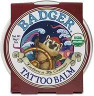 мазь для татуировок badger: натуральный уход за татуировкой на основе кокосового масла и масла таману для эффективного послеухода, защиты и увлажнения кожи – 2 унции в жестяной банке логотип