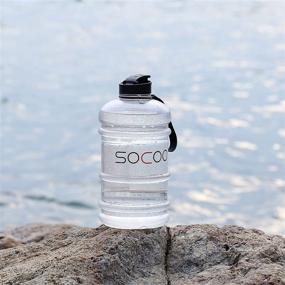 img 1 attached to 💦 SOXCOXO 64oz Бутылка для воды без BPA объемом полгаллона с ремешком и держателем для крышки - водонепроницаемый большой кувшин для детей, женщин, мужчин - идеально подходит для школы, спорта, тренажерного зала, бега, фитнеса, активного отдыха (прозрачная)