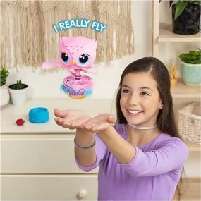 img 2 attached to 🦉 Оулиз, розовая летающая игрушка-сова с интерактивными световыми и звуковыми эффектами, для возраста 6 лет и старше