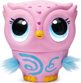 img 4 attached to 🦉 Оулиз, розовая летающая игрушка-сова с интерактивными световыми и звуковыми эффектами, для возраста 6 лет и старше