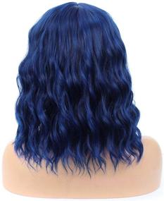 img 3 attached to 🔵 Парики Lizzy Hair Navy Blue: естественно выглядящий кудрявый короткий боб с воздушными челками - парик из синтетических волос, устойчивых к нагреву длиной 14 дюймов для женщин - идеально подходит для вечеринок и косплея (цвет: смешанный синий и черный)