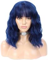 🔵 парики lizzy hair navy blue: естественно выглядящий кудрявый короткий боб с воздушными челками - парик из синтетических волос, устойчивых к нагреву длиной 14 дюймов для женщин - идеально подходит для вечеринок и косплея (цвет: смешанный синий и черный) логотип