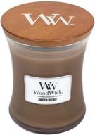 повысьте комфорт в своем пространстве с душистой свечой woodwick amber & incense в среднем размере, 9.7 унции. логотип