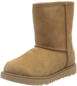 img 4 attached to 👞 Стильные и комфортные детские угги UGG Classic Short Pull Chestnut