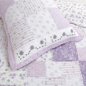 img 2 attached to 🌸 Набор постельных принадлежностей Cozy Line Home Fashions Lilac Love - легкий, пурпурный орхидейно-лавандовый квилт с цветочным реалистичным пэчворком, изготовленный из 100% хлопка, с обратимым покрывалом для кроватей размером Queen - идеальное одеяло для девочек и женщин (3 предмета в наборе)