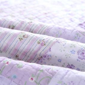 img 1 attached to 🌸 Набор постельных принадлежностей Cozy Line Home Fashions Lilac Love - легкий, пурпурный орхидейно-лавандовый квилт с цветочным реалистичным пэчворком, изготовленный из 100% хлопка, с обратимым покрывалом для кроватей размером Queen - идеальное одеяло для девочек и женщин (3 предмета в наборе)